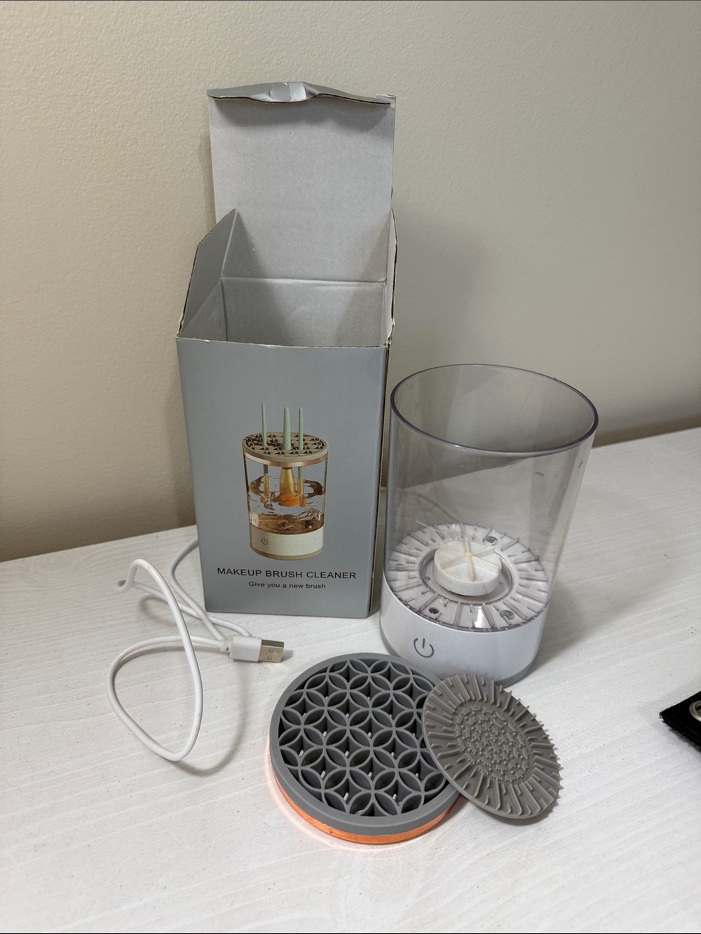 Makeup brushes cleaning machine